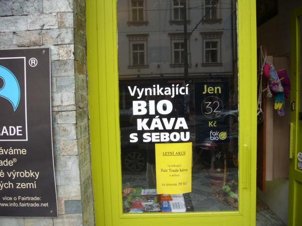 Nabídka na dveřích obchodu Fair Bio